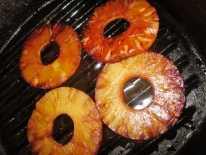 pan grilled pineapple for burgers